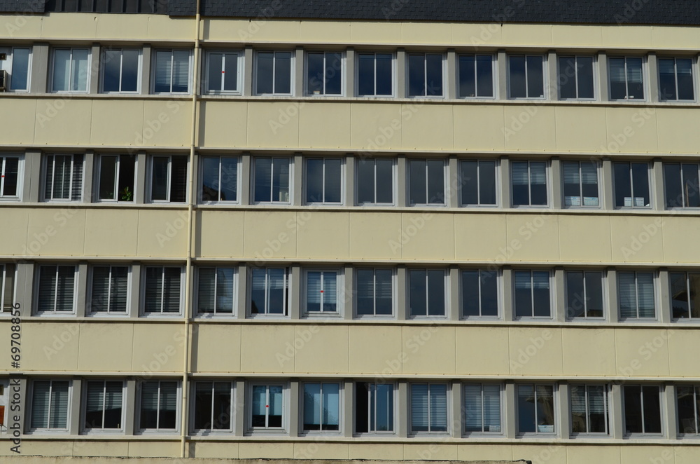 Façade d'immeuble de bureaux avec accès 