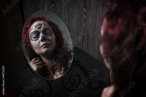 Sugar Skull Frau schaut in den Spiegel © StefanieBaum