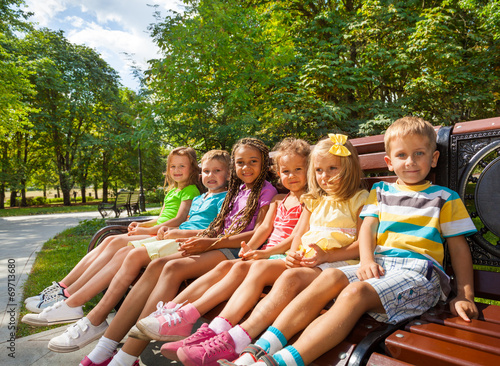 Kids on the bench © Sergey Novikov