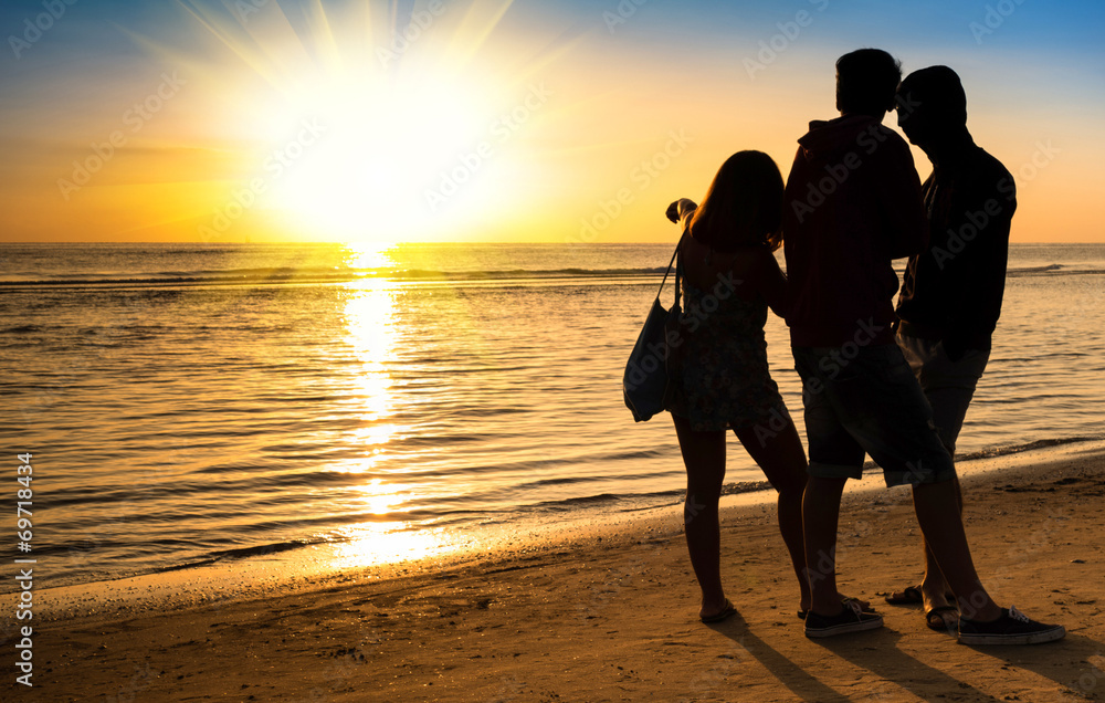 Fototapeta premium Group of best friends talking and enjoying sunset