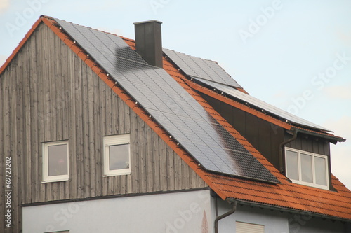 Panel fotovoltaico en el tejado de una vivienda unifamiliar