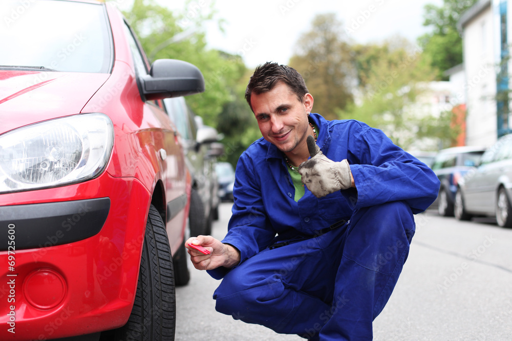 © Peter Atkins - Mechaniker überprüft Profiltiefe © Peter Atkins - Mechaniker überprüft Profiltiefe