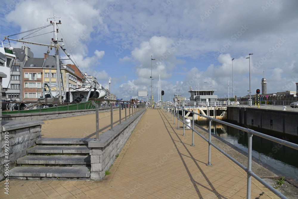 Promenade le long des écluses d'Ostende