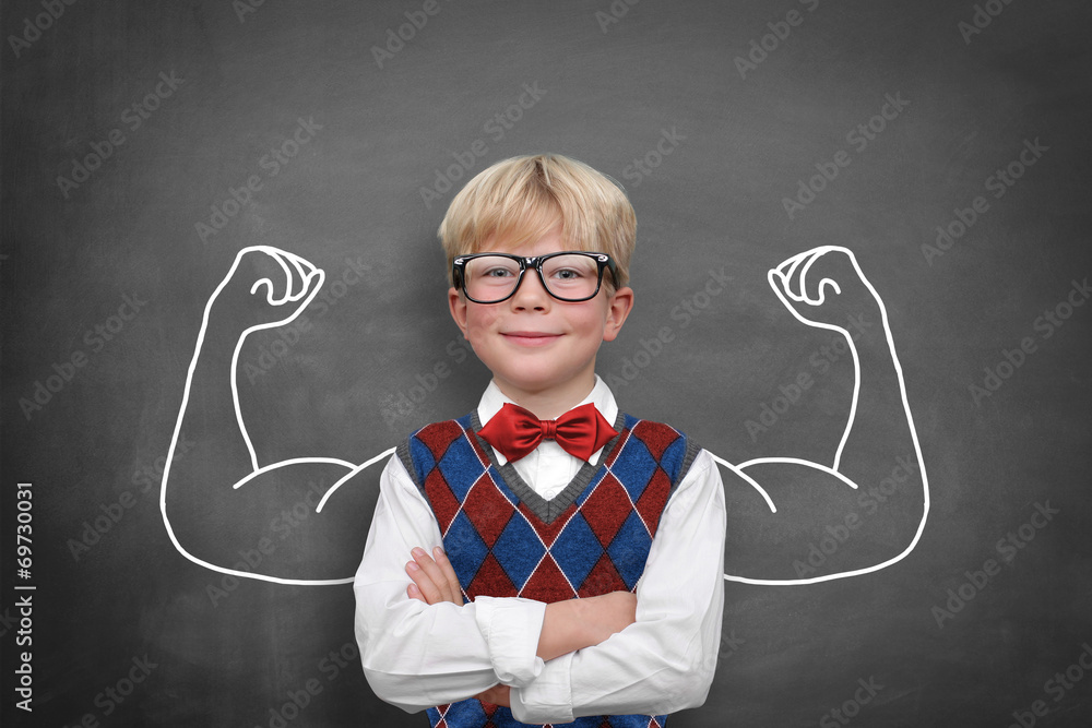 Kind mit Muskeln / Stärke Selbsbewusstsein