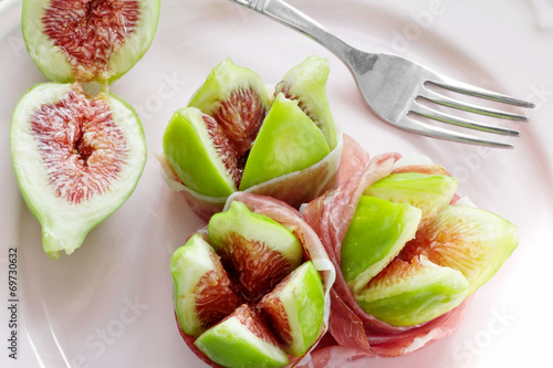 rioe figs with Parma ham photo