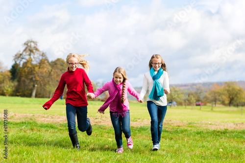 Mädchen rennen durch Herbst Park