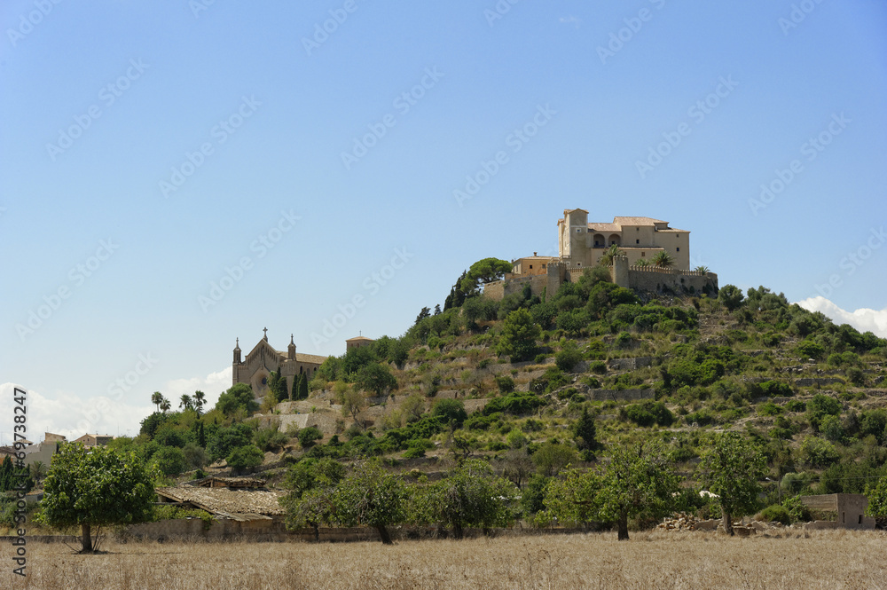 Blick auf Arta und Wallfahrtskirche des Santuari de Sant Salvado Blick auf Arta und Wallfahrtskirche des Santuari de Sant Salvado
