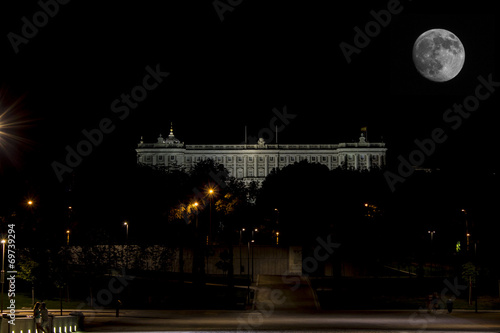 Luna llena gigante sobre el Palacio Real de Madrid. foto sensacion paz y majestuosidad. Monumentos España