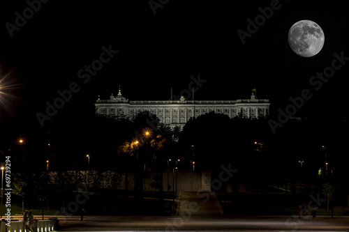 Slika na platnu Luna llena gigante sobre el Palacio Real de Madrid