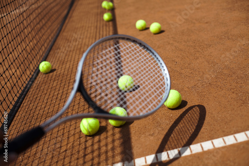 Tennis racket and balls, court © Sebastian Duda