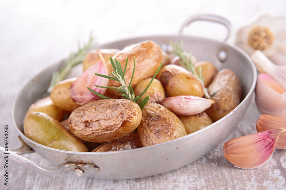 fried potatoes with garlic and rosemary fried potatoes with garlic and rosemary