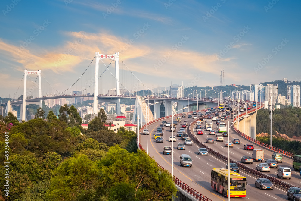 Obraz premium xiamen haicang bridge in sunset