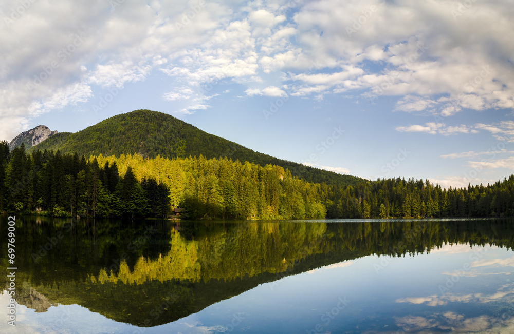 Laghi di Fusine,panorama górskiego jeziora w Alpach włoskich