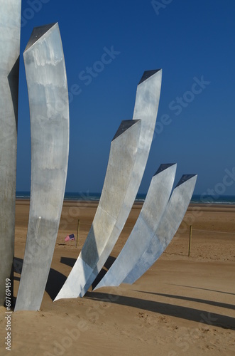 Sculpture et drapeau US - Plage d'Omaha beach (Normandie) photo