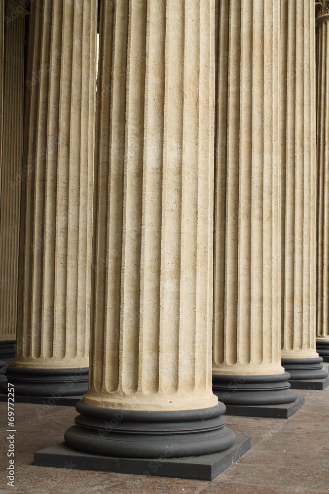 колонны на подставке