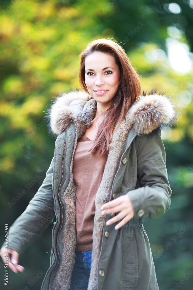 junge Frau im herbstlichen Park junge Frau im herbstlichen Park