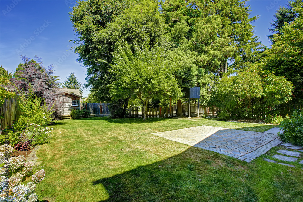 Obraz premium Backyard area with tree house and shed