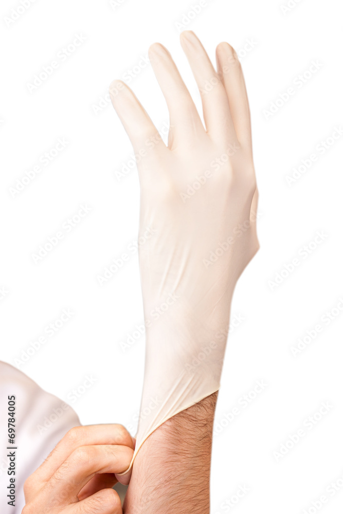 Arzt zieht sich einen Gummihandschuh an Arzt zieht sich einen Gummihandschuh an