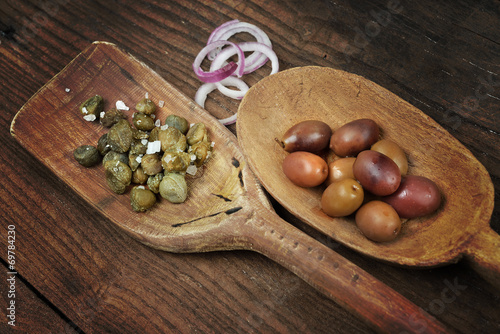 olive taggiasche e capperi al sale