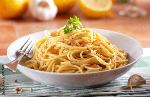 spaghetti al limone con aglio e pepe