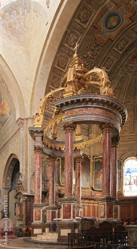 Baldaquin en marbre dans la cathédrale de Tarbes (65)