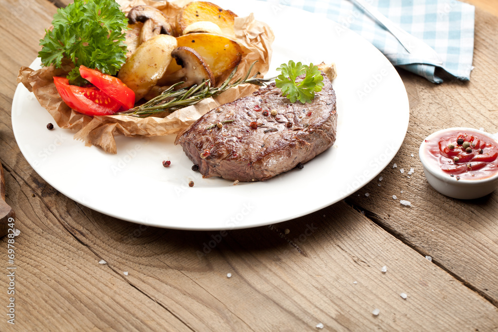 steak fleich gericht auf dem tisch steak fleich gericht auf dem tisch
