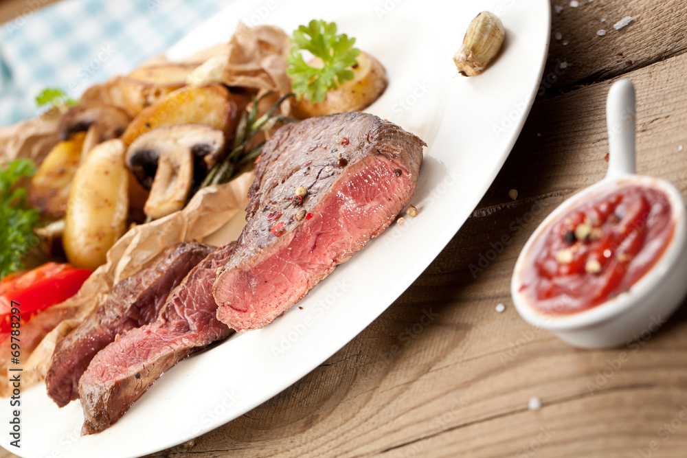 steak fleich gericht auf dem tisch