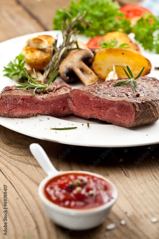 steak fleich gericht auf dem tisch steak fleich gericht auf dem tisch