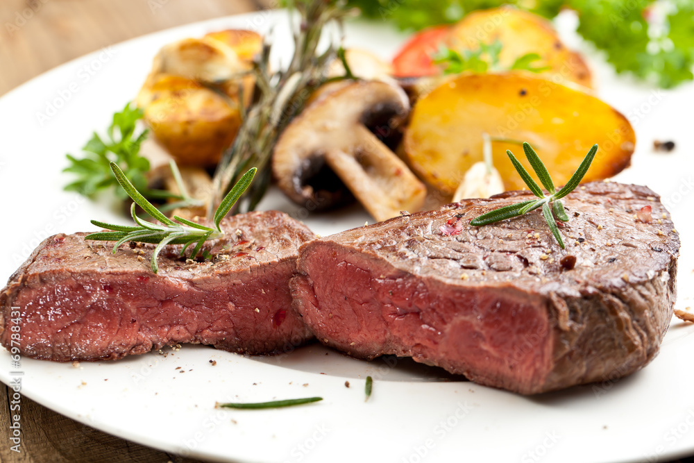 steak fleich gericht auf dem tisch steak fleich gericht auf dem tisch