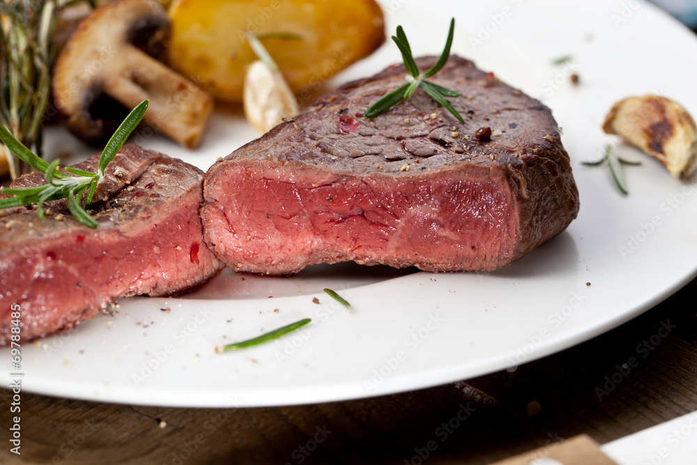 steak fleich gericht auf dem tisch