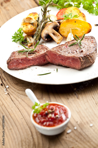 steak fleich gericht auf dem tisch