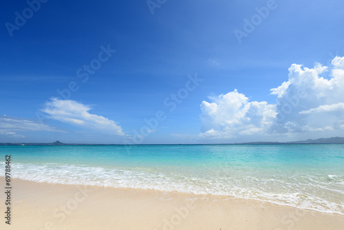 南国沖縄の綺麗な珊瑚の海と夏空 © sunabesyou