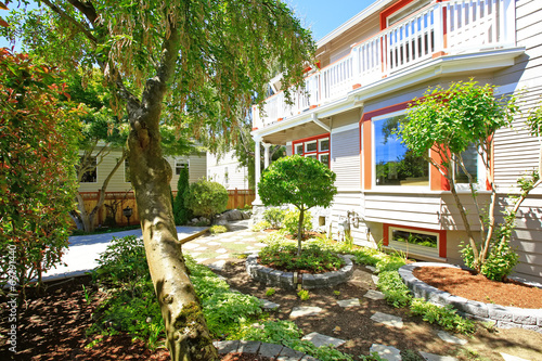 Φωτογραφία House with orange trim and curb appeal