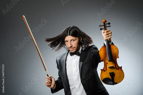 Canvastavla Man violin player in musican concept
