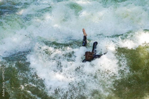 Gestürzter Wellenreiter im Eisbach München