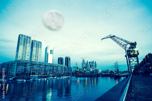 Mond   ber Puerto Madero in Buenos Aires