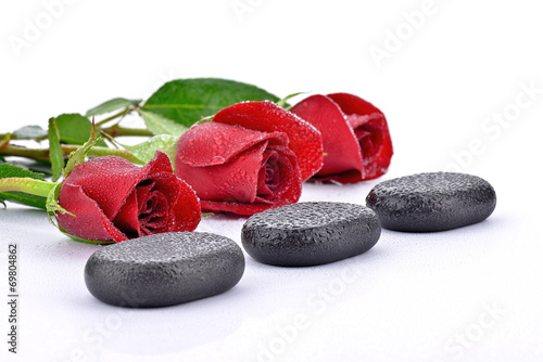 Kamienie bazaltowe z czerwonymi różami photo