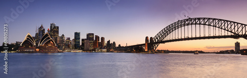 Fototapeta Sydney Harbour Bridge i Sydney Opera House podczas zachodu słońca panoramiczna