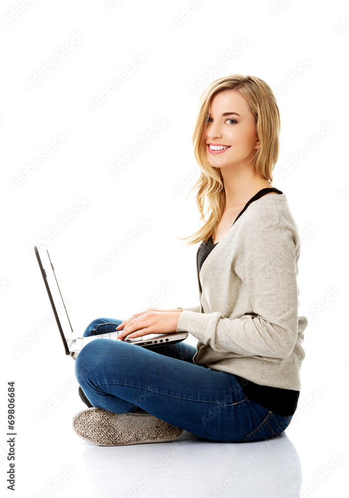 Naklejka premium Smiling woman using a laptop