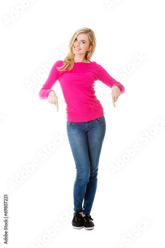 Casual woman presenting a copyspace.