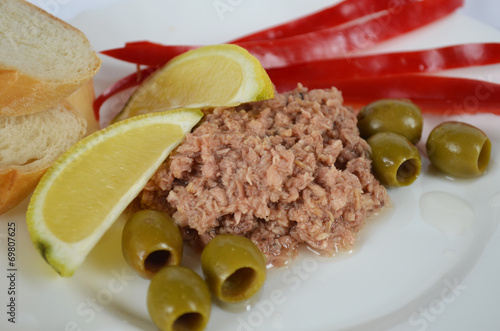 Tuna with lemon, peppers and olives
