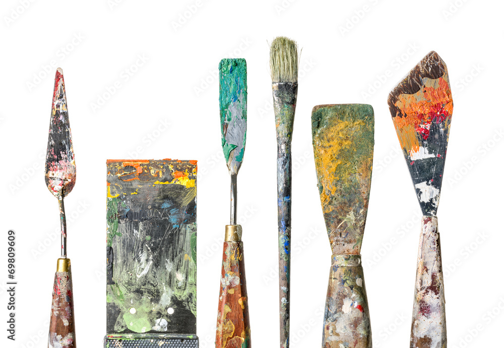Obraz premium Verschiedene Malspachtel und Pinsel vor weißem Hintergrund