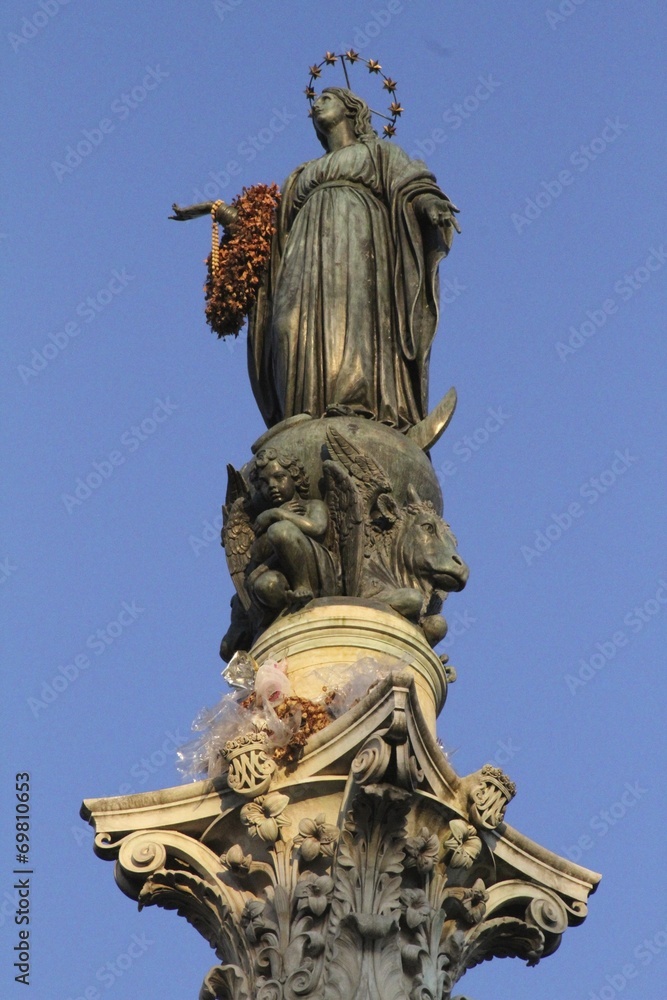 Via Condotti - Virgen Mary statue