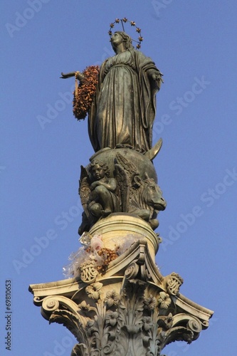 Via Condotti - Virgen Mary statue © Ana