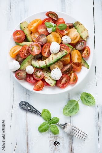 Salad with grilled avocado, tomatoes and mozzarella, above view