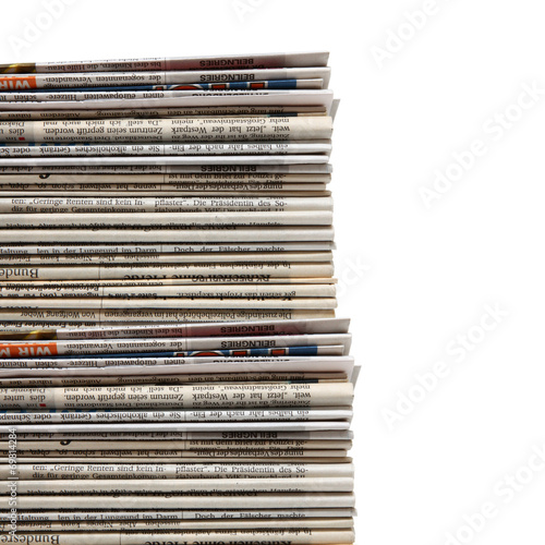 Grosser Stapel verschiedener Zeitungen