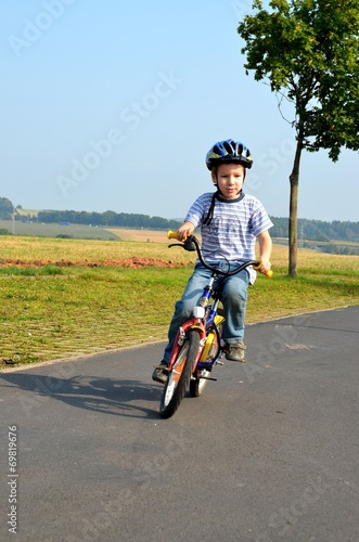 Kind fährt Fahrrad © alisseja