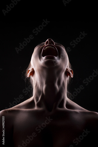 Fotografia screaming unknown woman with the face in the shadow