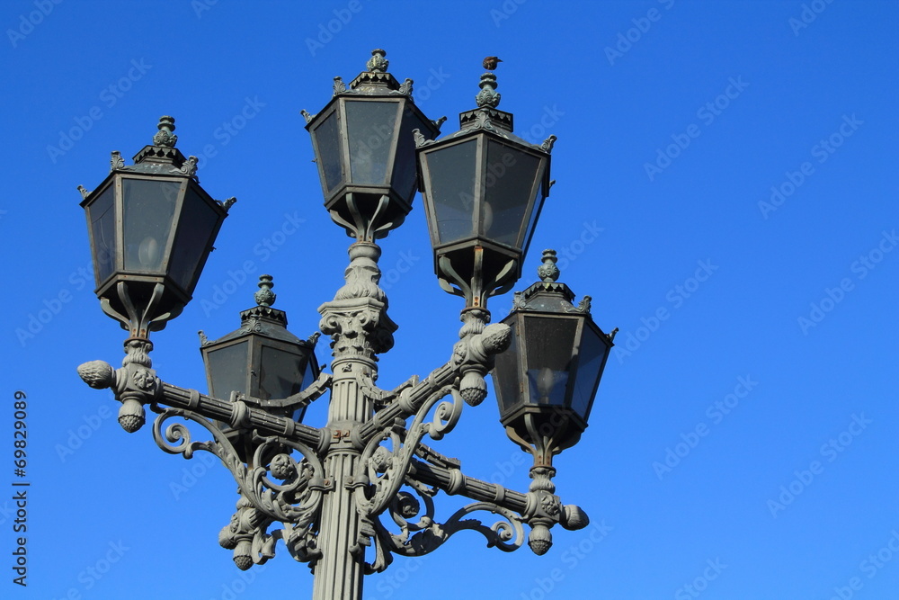 фонарь для освещения улицы