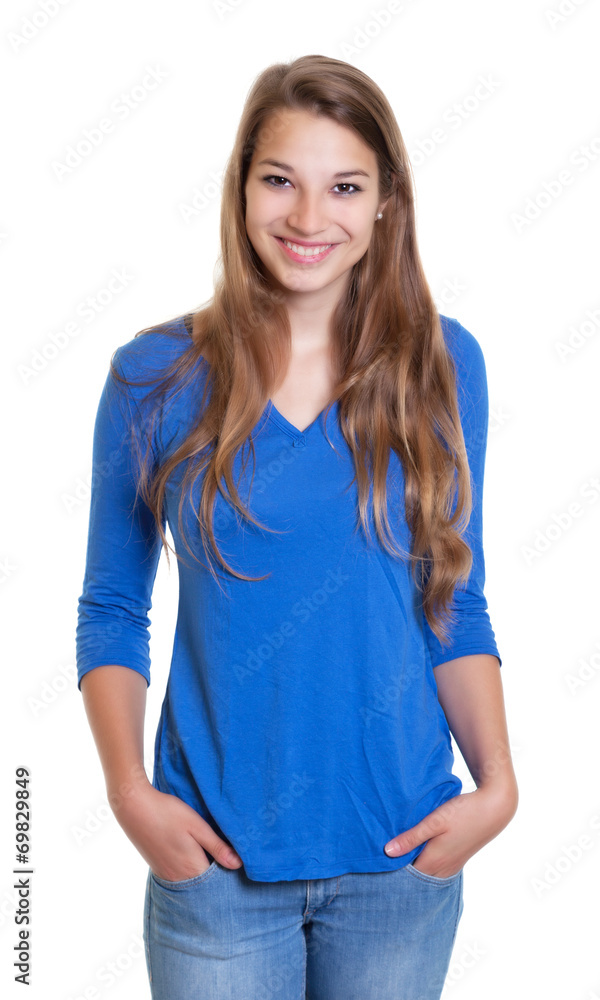 Blonde Frau mit blauem Shirt ist entspannt Blonde Frau mit blauem Shirt ist entspannt
